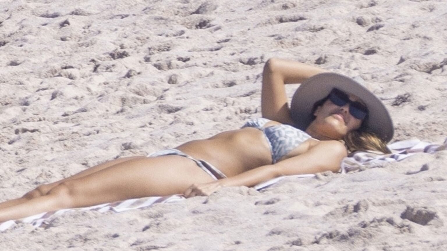 Jessica Alba Wears Bikini, Tans on Beach During Family Vacation in Mexico