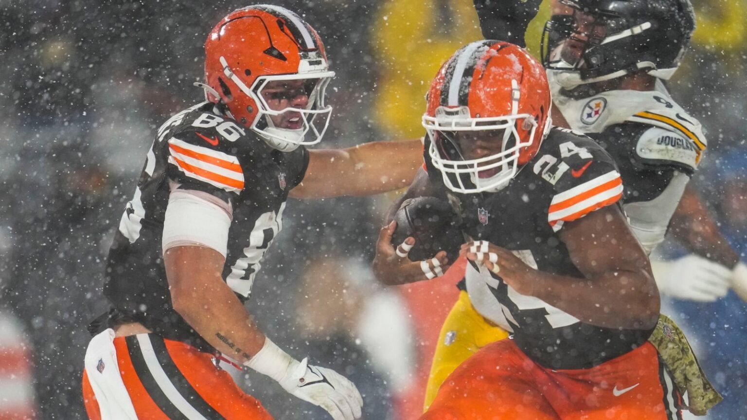 Pittsburgh Steelers 19-24 Cleveland Browns: Nick Chubb scores late touchdown in heavy snow to secure shock win | NFL News