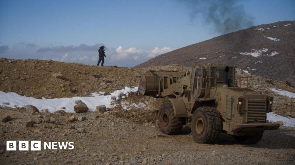 Golan Heights: Israel army prepares to stay on Mt Hermon for winter