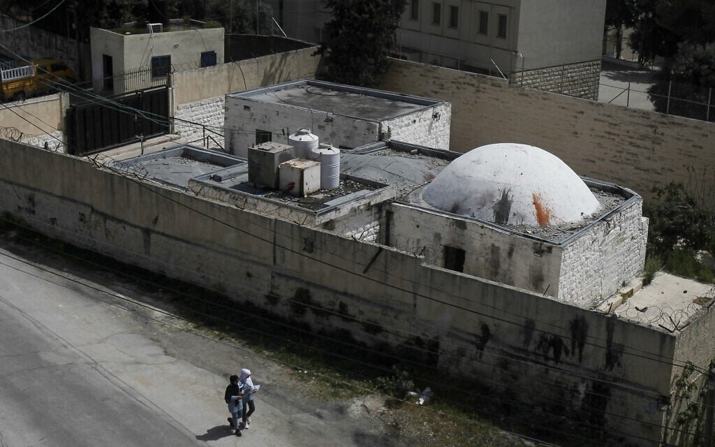 3 Israelis lightly hurt as gunmen open fire during uncoordinated visit to Nablus tomb