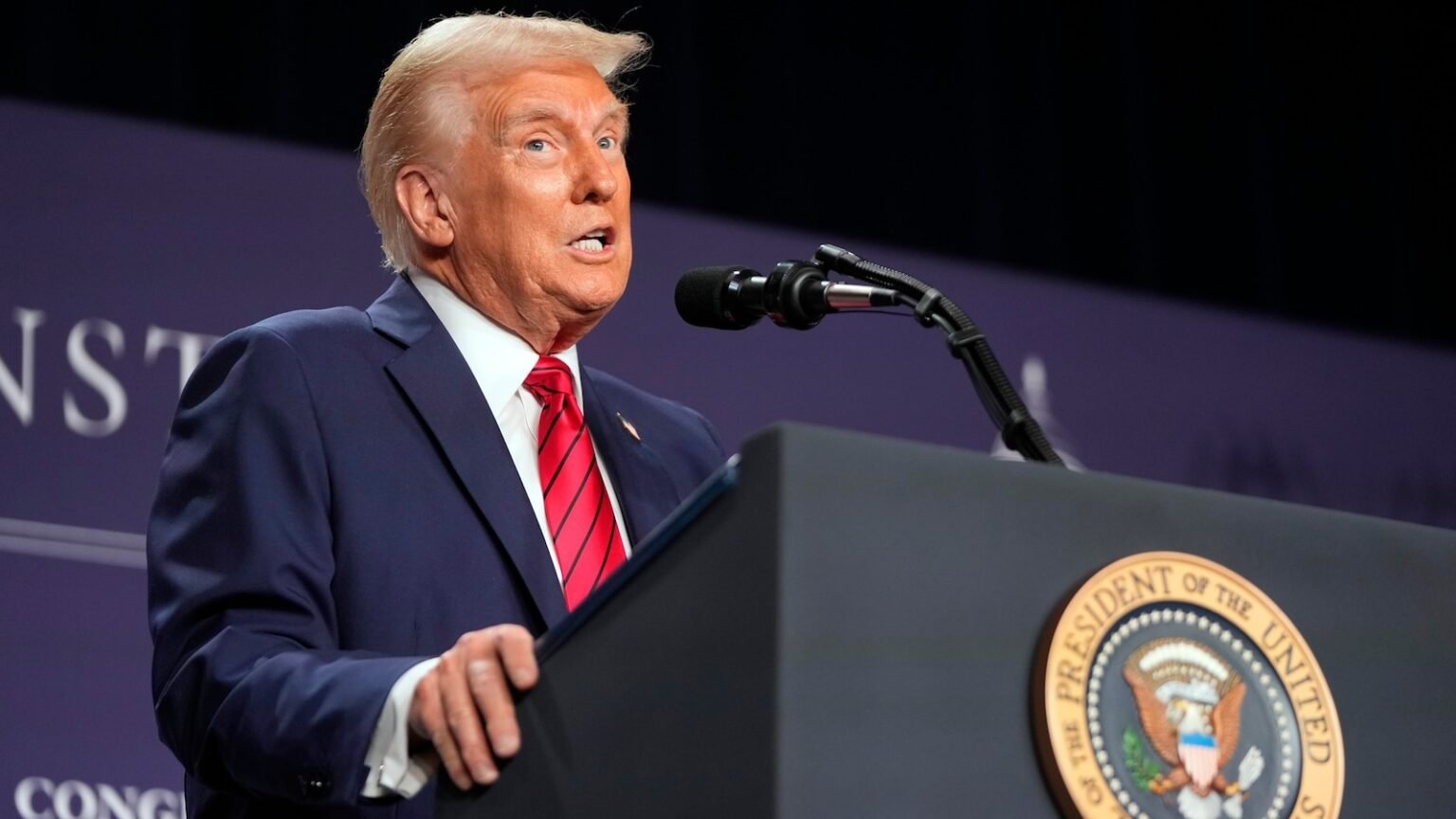 White House budget office suspends federal financial aid programs