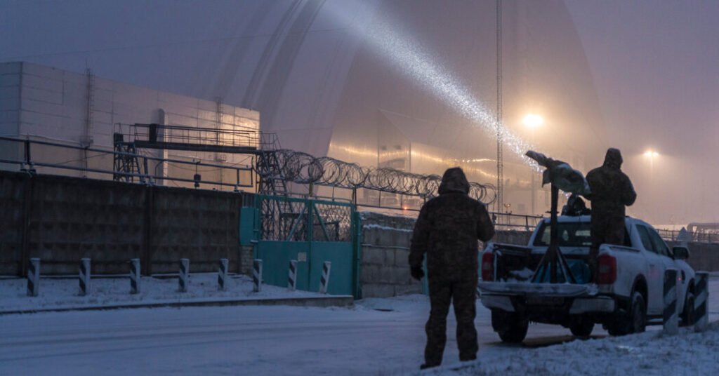 High Above Chernobyl, Workers Grapple With Ice, Fire and Nuclear Fears